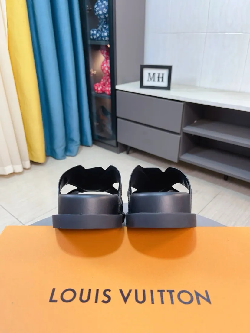 Men's shoes💰300🌹🌹【LV】Multi-color new men's slippers, original top-quality version, original special cowhide with pebbled embossing➕sheepskin on the inner and side, non-slip combination sole, more stable walking, more comfortable and lightweight, high-end and generous, size: 38~44